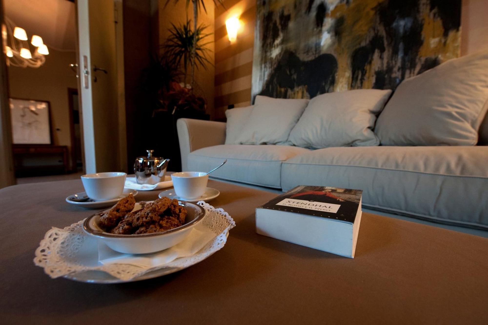 Hotel Locanda Stendhal Колорно Екстериор снимка