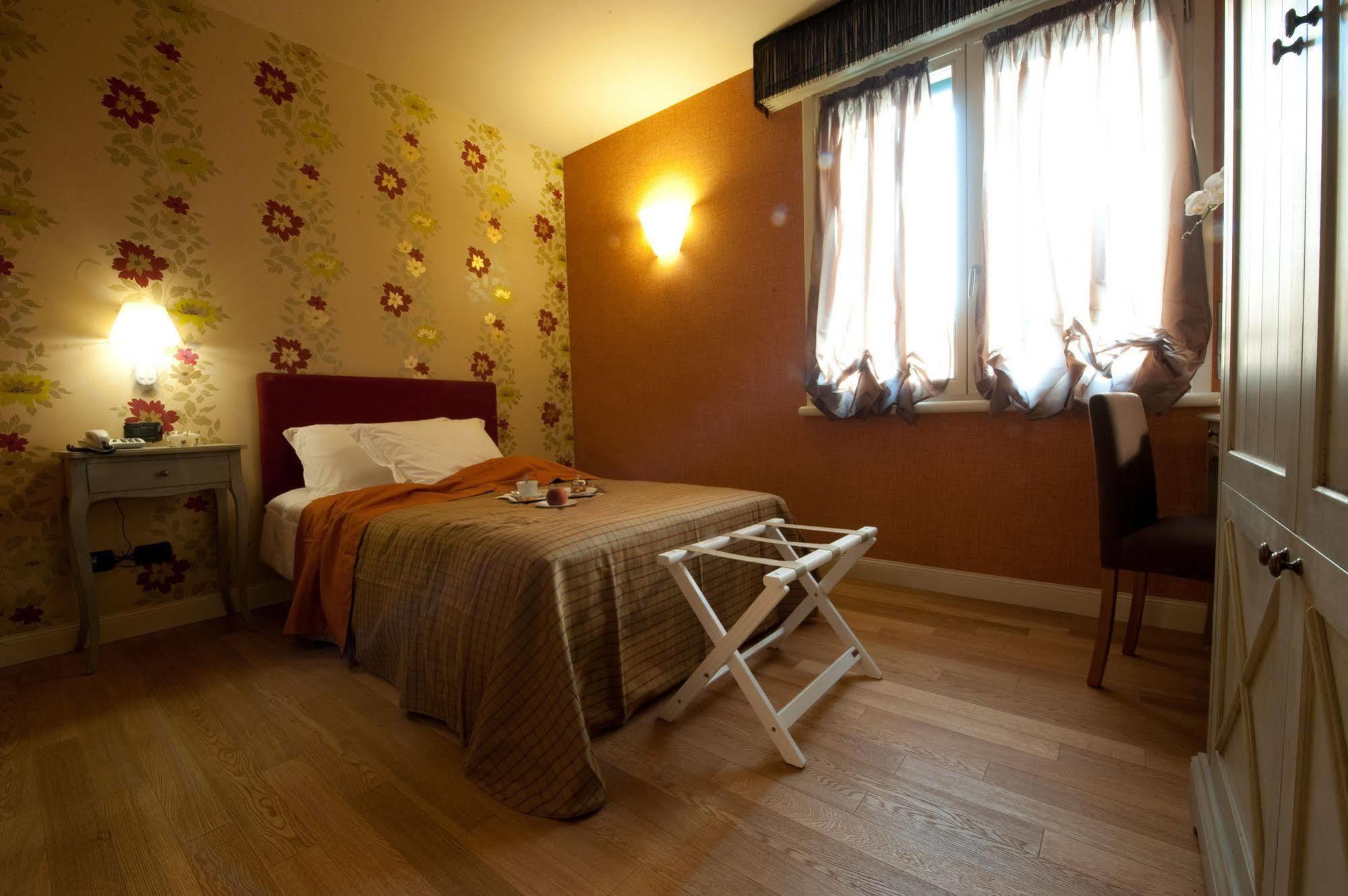 Hotel Locanda Stendhal Колорно Екстериор снимка