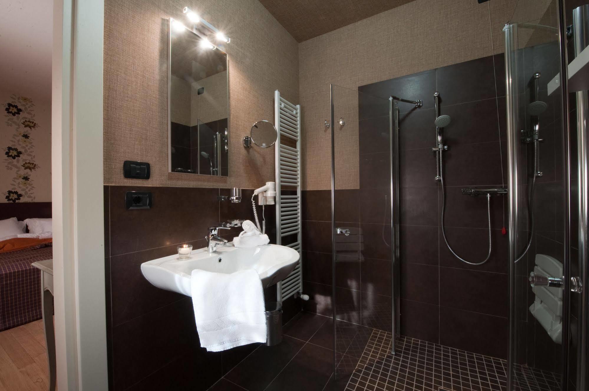 Hotel Locanda Stendhal Колорно Екстериор снимка