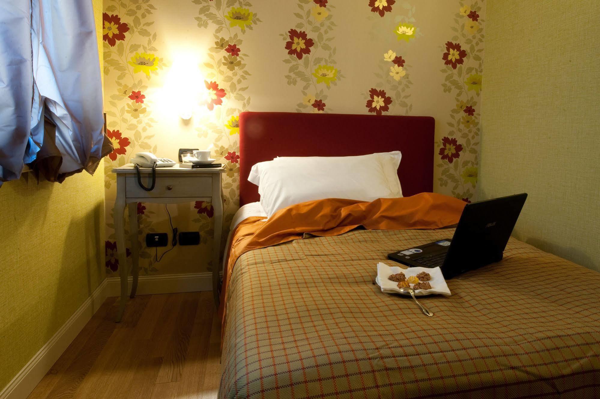 Hotel Locanda Stendhal Колорно Екстериор снимка